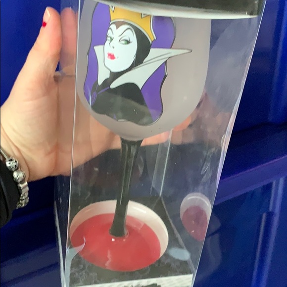 Disney Villains wine glass NWT - Picture 3 of 4